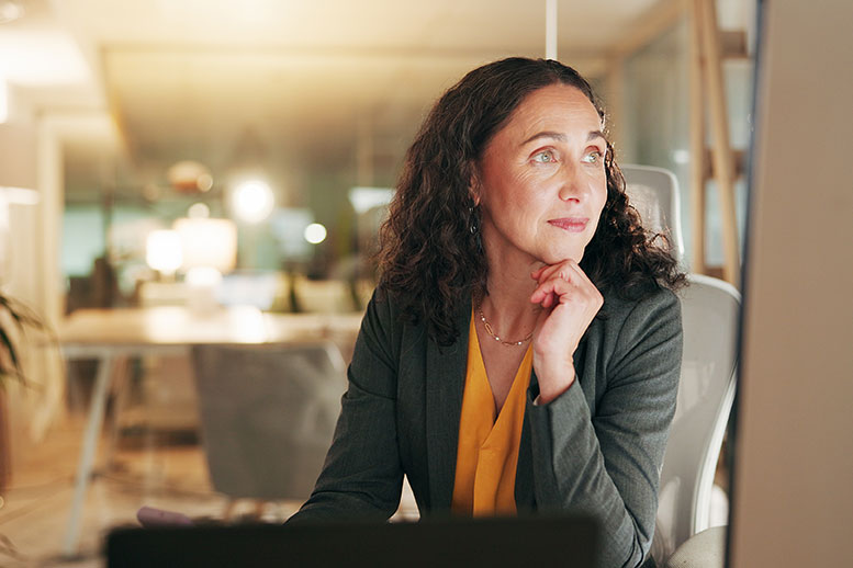 femme qui se questionne sur les avantages de l'assurance vie pour ses placements financiers